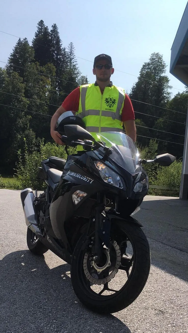 Einsatzbereit auch mit Motorrad – Fabian Stöckl